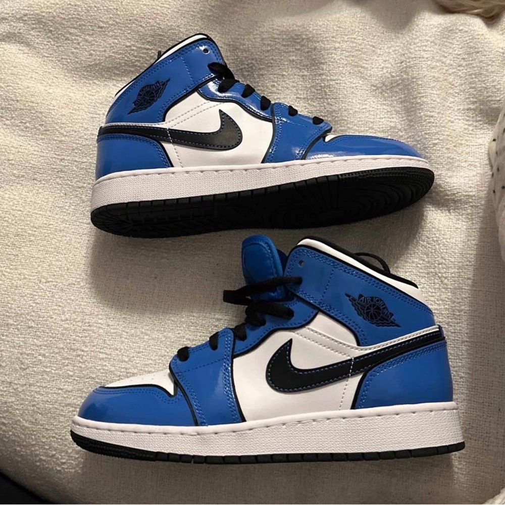Air Jordan 1 Mid SE GS Signal Blue